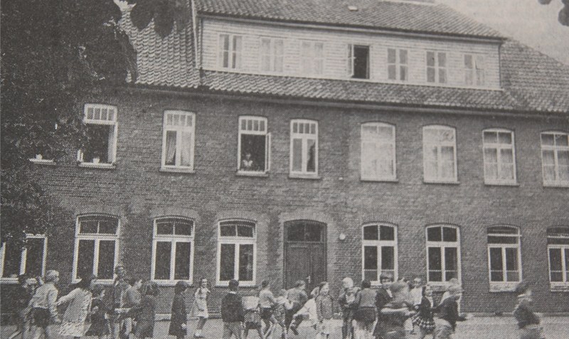 Unser Bild zeigt die Schule in der Vorbrück, direkt neben der stark befahrenen Quintusstraße, der Bundesstraße 209. 292 Kinder werden in dieser Schule zur Zeit unterrichtet. Foto: WZ-Archiv