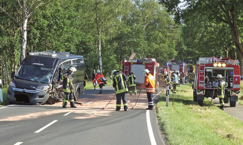 Aufräumarbeiten nach einem Unfall am Dienstagabend auf der L 190 bei Beetenbrück. Foto: Jens Führer, Kreisfeuerwehr Heidekreis