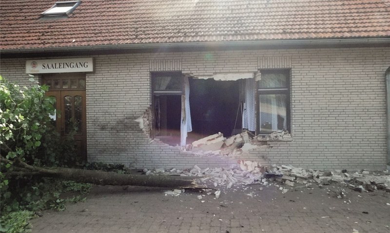 Die Hauswand ist komplett zerstört. Foto: Polizeiinspektion Heidekreis