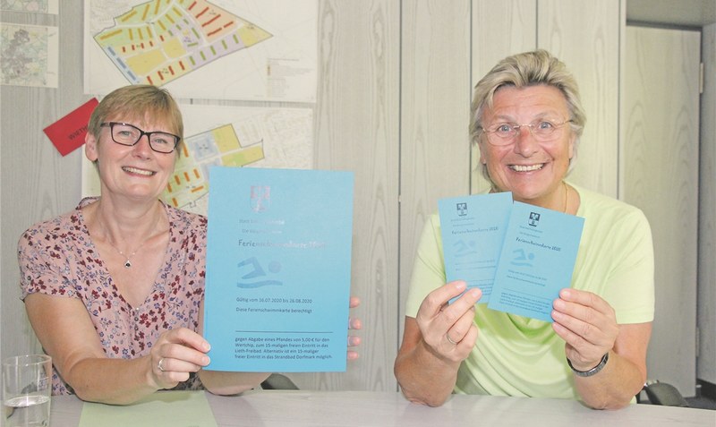 Britta Bartelt aus der Stadtverwaltung (links) und Bad Fallingbostels Bürgermeisterin Karin Thorey stellen die Ferienschwimmkarte 2020 vor. Foto: Eickholt