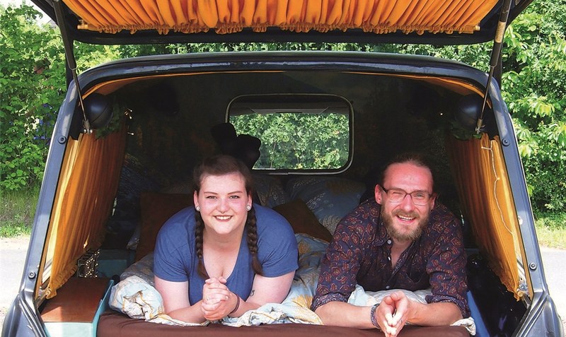 Ideal für lange Strecken: Anne und Justus Kracke in ihrem Reisemobil namens “Harold”, einem Mercedes-Leichenwagen von 1977. Fotos: Matthias Kabel