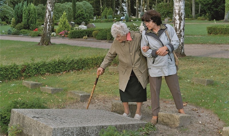 Im September 2004 besuchte die ehemalige Zwangsarbeiterin Regina Kornas mit ihrer Tochter unter anderem die Kriegsgräberstätte in Bomlitz, eingeladen vom Verein Geschichtshaus Bomlitz. Foto: Thorsten Neubert-Preine