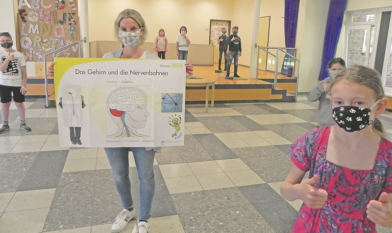 Das Gehirn “durchleuchtet”: Gesundheitsförderin Angelika Liedtke klärte die beiden vierten Klassen der Düshorner Grundschule auch über Gefühle auf. Foto: Grundschule Düshorn
