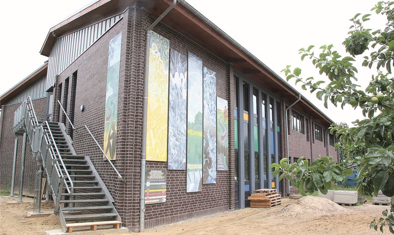 Nicht nur von außen sehr ansprechend gestaltet: Trakt 4 der Kooperativen Gesamtschule Schwarmstedt ist erweitert worden. Foto: Meyland