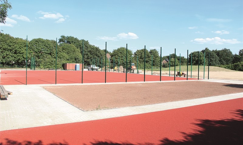 Alles neu: Blick auf den Schulsportplatz in Hodenhagen mit Tennen-Laufbahn (vorn), Kugelstoßanlage (Mitte) und Multifunktionskleinfeld (hinten), das eingezäunt wird. Foto: Meyland