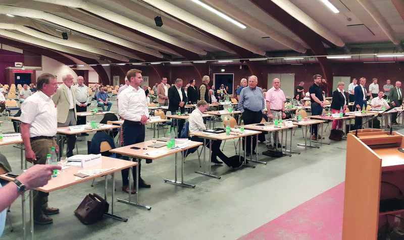 Zu später Stunde mussten sich die Kreistagsabgeordneten zum Zeichen ihrer Stimmabgabe erheben.  Foto: Rolf Hillmann