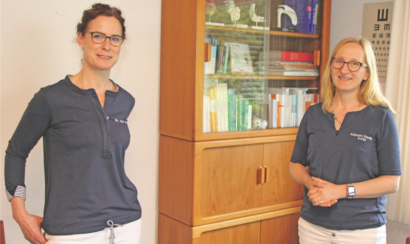 Jetzt ein Team: Dr. Iris Mevius (links) unterstützt die Inhaberin der Hausarztpraxis am Liethwald in Bad Fallingbostel, Fachärztin für Allgemeinmedizin Katharina Kowollik, als Angestellte in Teilzeit. Foto: Eickholt