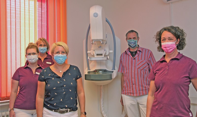 Das Team rund um die Brustdiagnostik vor dem neuen Mammographiegerät: Jessica Gohde, Dr. Jens Bruhn, Dr. Silke Trinter-Masur, Kirsten Schenke und Darleen Mayburg (von rechts). Foto: Langemeyer
