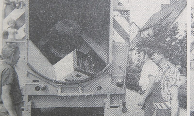 6. August 1970: Gestern in Aktion: Der neue Müllpreßwagen der Stadt Walsrode - er schluckt alles. Elektroherde (Bild links), Fahrräder (rechts) und anderes.Fotos: WZ-Archiv