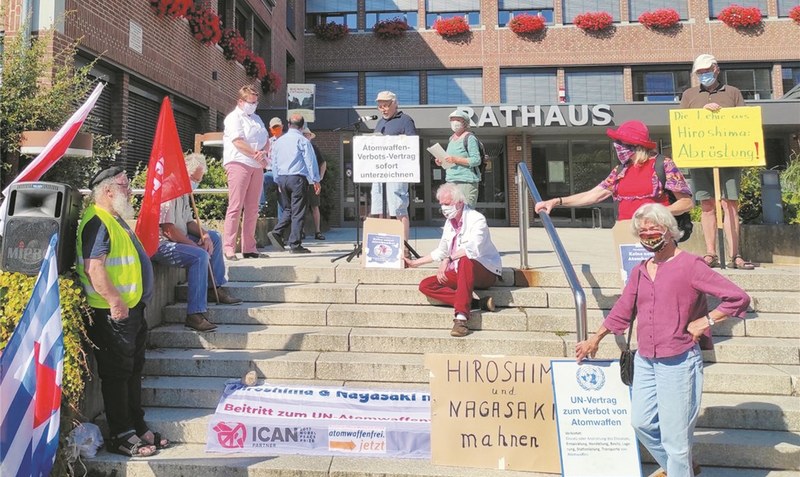 Bürgermeisterin um Unterstützung gebeten: Die Teilnehmer protestieren gegen den “atomaren Wahnsinn”. Foto: Scheele