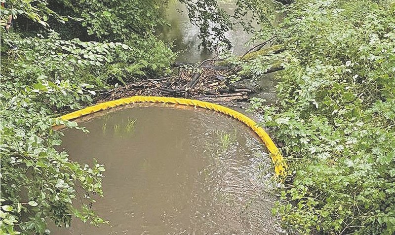 Eine Ölsperre schützt das Flüsschen Bomlitz. Foto: Feuerwehr