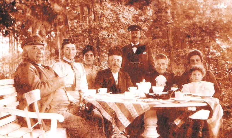 Die Familie Seckel im Garten des Guts Charlottenthal, um 1894. Clara Oettinger sitzt als dritte Person von links im Hintergrund. Ganz links ist ihr Vater Julius Seckel zu sehen; ihre Mutter Helene Seckel ist die zweite Frau von rechts. Foto: Privatsammlung Seckel