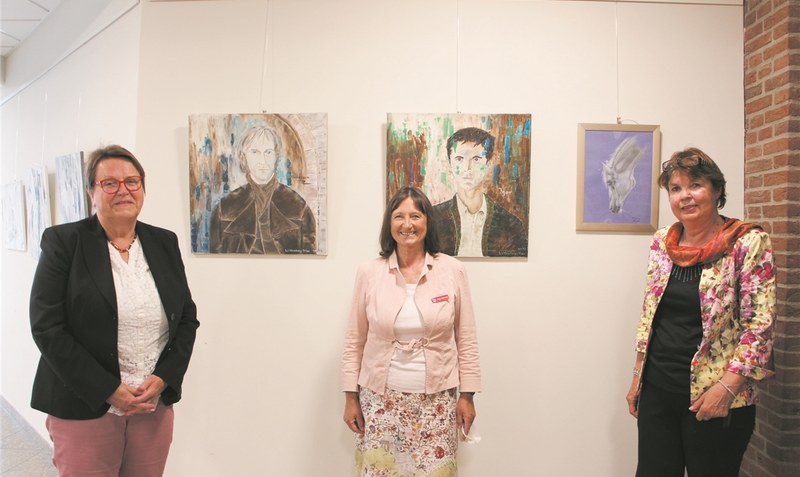 Erfolgreiche Ausstellungseröffnung: Helma Spöring, Christine Ahmetaj und Künstlerin Marion Willenberg (von links).Foto: Hachmeister