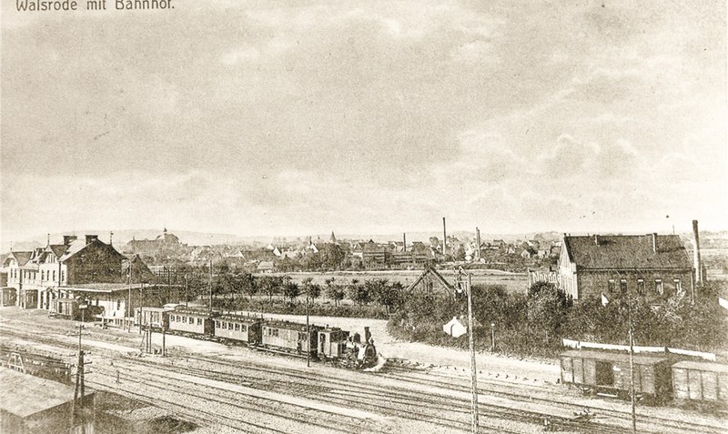 Ein Zug mit einer Tenderlok beim Verlassen des Bahnhofs in Richtung Visselhövede, 1909. Rechts ist das Bahnhofshotel zu sehen und im Hintergrund die Stadt Walsrode mit ihren prosperierenden Industriebetrieben. Fotos: Stadtarchiv Walsrode