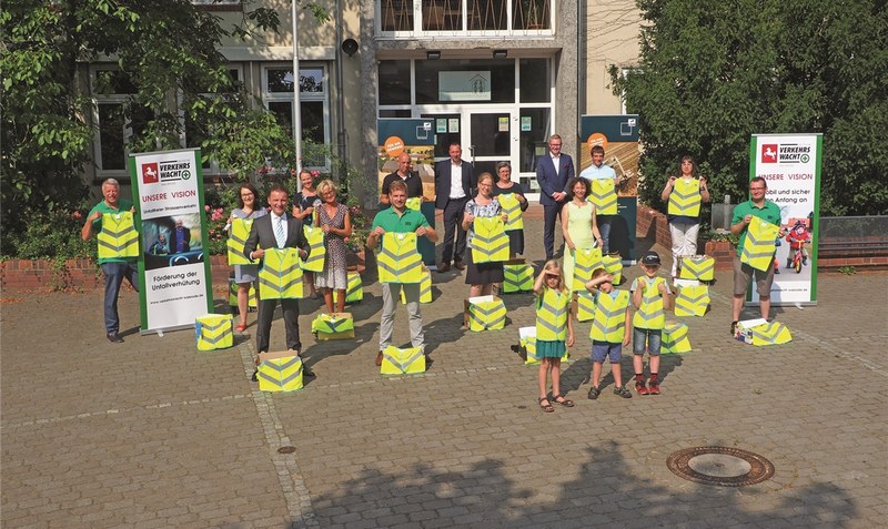 Alle Erstklässler der 16 Grundschulen sowie der Waldorfschule Benefeld sind mit insgesamt 700 gelben Sicherheitswesten ausgestattet. Foto: Verkehrswacht Walsrode