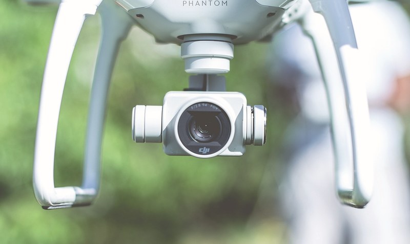 Mit einer Drohne soll ein Bild von allen Teilnehmern gemacht werden, die gemeinsam ein “Nein” bilden. Foto: Pexels - pixabay