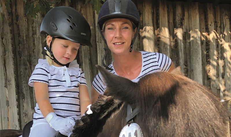 Übungsleiterin Dagmar Juli, hier zusammen mit Tochter Luisa auf einem richtigen Pony, bietet beim TSV Ahlden nun “Hobby Horsing”, also Spaß mit dem Steckenpferd. Foto: TSV Ahlden