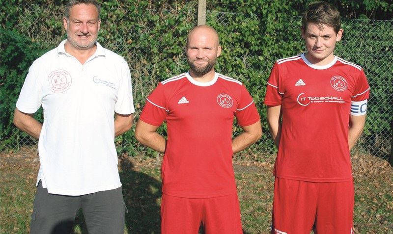 Die SG Benefeld-Cordingen geht mit einem neuen Trainer Daniel Friedrichsen (links) und einem ebenfalls neuen spielenden Co-Trainer Niklas Blaase (rechts) in die neue Kreisliga-Saison. Benjamin Butzke (Mitte) ist als Spieler neu dabei. Foto: Helge Böger