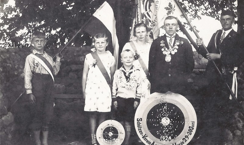 Vereinsgeschichte in Bildern: Das Foto vom Schützenfest 1930 ist das älteste Dokument beim Schützenverein Adolphsheide-Vierde. Fotos: Schützenverein Adolphsheide-Vierde/Roland Ehlers