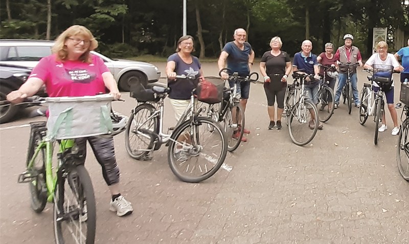 Die Fahrradfahrer vor ihrer Runde mit Übungsleiterin Henriette Kulms, 4. von links. Foto: TVJ Walsrode