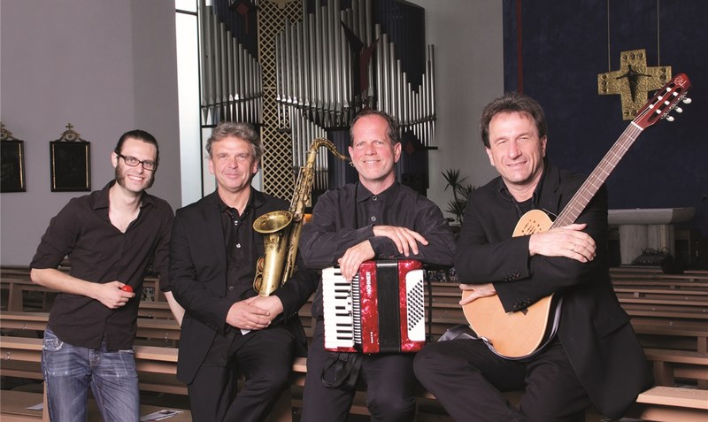 Musikalisch hochkarätige Unterstützung: Clemens Bittlinger (rechts) wird von David Kandert, Matthias Dörsam und David Plüss unterstützt.Foto: GRZ Krelingen