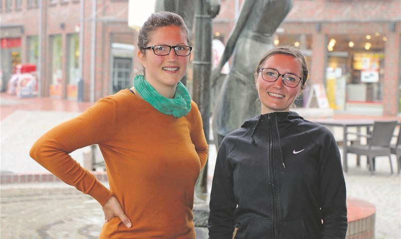 Sarah Quintern (links) und Inna Steinbrenner wollen eine “freie demokratische Grundschule” im Heidekreis gründen. Ziel ist ein “Wohlfühlort für selbstbestimmtes, begeistertes, von- und miteinander Lernen”. Foto: Eickholt