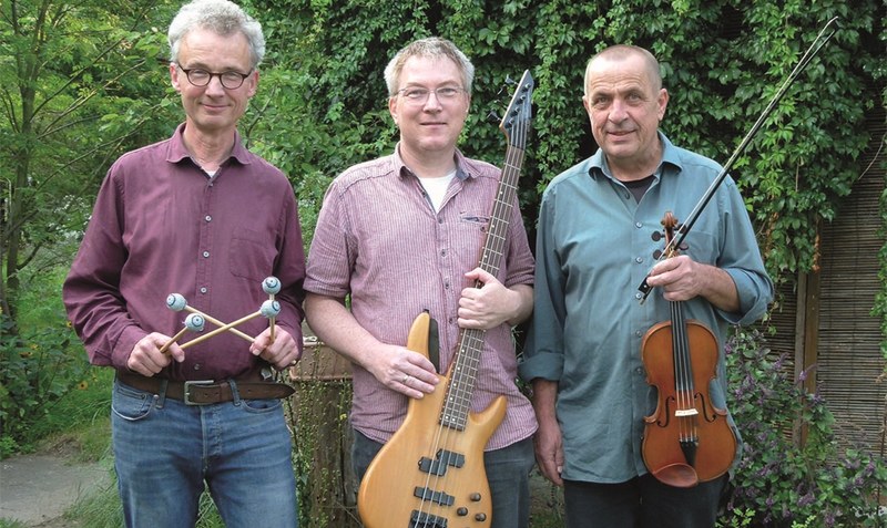 Gemeinsame musikalische Vorlieben: Andreas Oesterling, Tobias Walker und Raimund Wartenberg (von links) kombinieren unter anderem Vibrafon, Bass und Geige. Foto: Oesterling