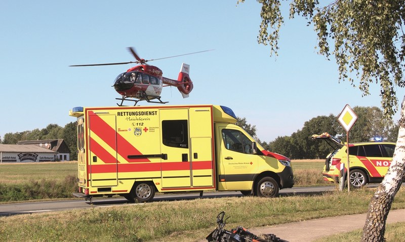Abtransport im Hubschrauber: Ein 62-jähriger Motorradfahrer wurde am Montag bei einem Verkehrsunfall schwer verletzt. Foto: Jens Reinbold