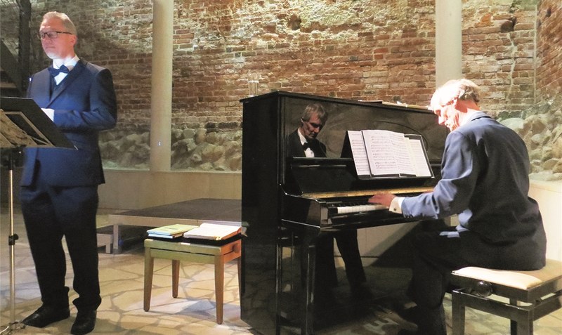 Harmonisches Wechselspiel: Peter Schulze (Bariton) und Hans-Ulrich Rasokat (Klavier) sind in der Düshorner Kirche zu erleben. Foto: Kirchengemeinde