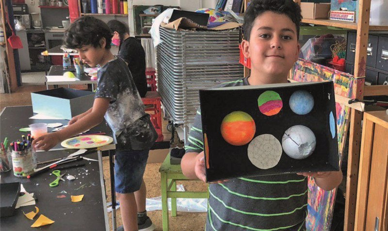 Mit Farbe und Bastelkleber: Kinder können sich in der Kunstschule kreativ ausleben. Foto:Kunstschule Pinx