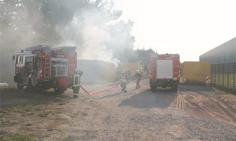 Ursache unbekannt: Warum zwei Container im A27-Park brannten, ist aktuell noch nicht klar. Foto: Feuerwehr