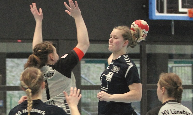 Die Handballerinnen der HSG Heidmark (Bild: Sonja Wortmann beim Wurf) sind am Sonnabend Gastgeber des Final-Four-Turniers um den Landespokal. Archivfoto: H. Oetjen