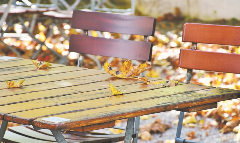 Die Gastronomen befürchten, dass im Herbst und Winter viele Stühle leer bleiben: Im Sommer waren die Terrassen der Restaurants gut gefüllt, doch mit dem Blick auf die kühle Saison fehlen vielen Betrieben notwendige Rücklagen. Foto: Pixabay
