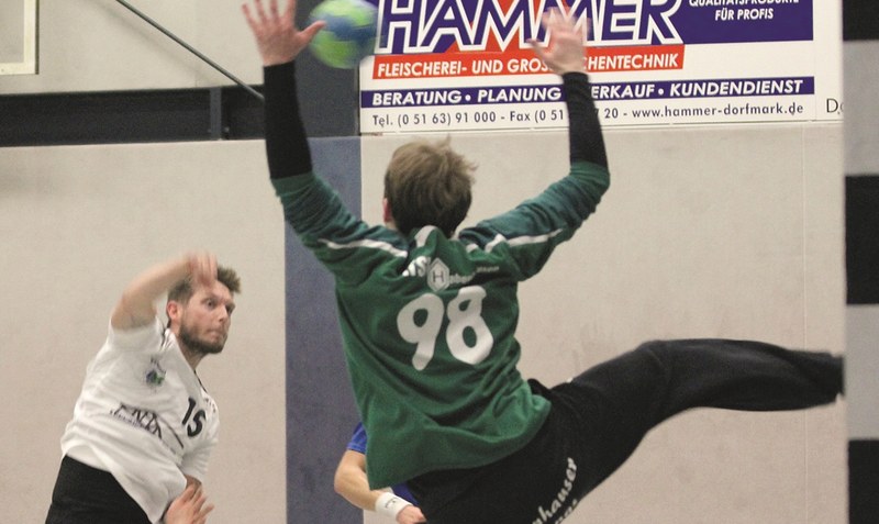 Die Verbandsliga-Handballer der HSG Heidmark (Bild: Nils Rosemann beim Wurf) verloren beim Titelaspiranten Wilhelmshavener HV II deutlich mit 24:29. Archivfoto: H. Oetjen
