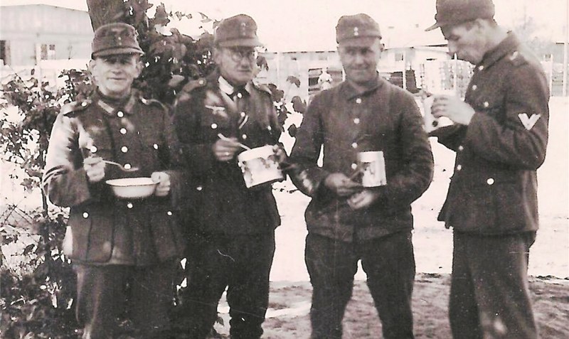 Bisher unveröffentlicht: Das Bild von 1943/44 zeigt August Wittenberg (Zweiter von rechts) in Polen. Foto: Ortsarchiv Dorfmark