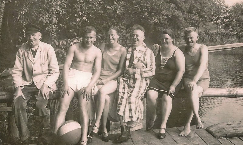 Badegäste und Badewärter am 1927 eingerichteten Dorfmarker Strandbad, um 1930. Foto: Ortsarchiv Dorfmark
