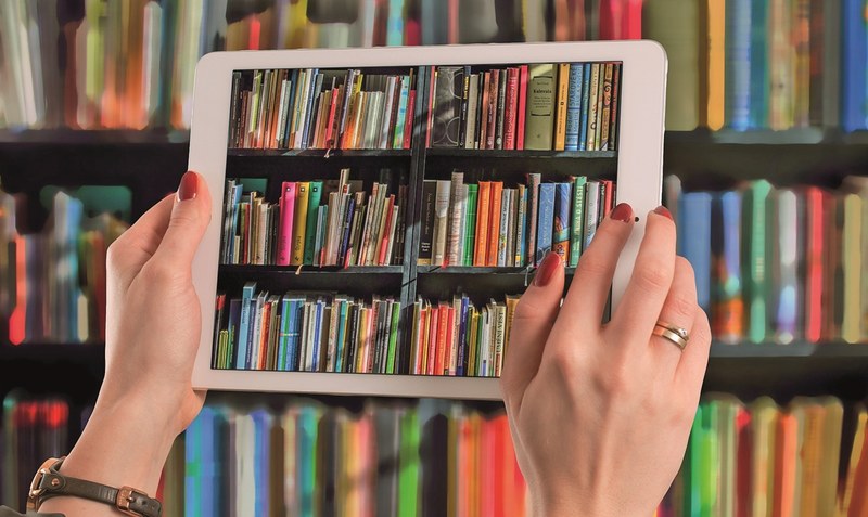 Recherchieren im Wandel: Damals noch die Bücher gewältzt, heute schnelle Klicks auf dem Tablet oder Laptop. Foto: pixabay.com