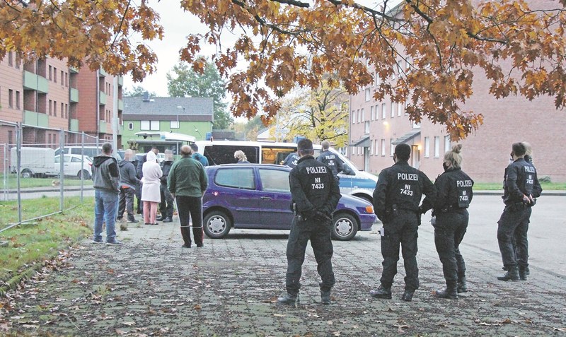 Früher Besuch: Die Polizei an Wohnblöcken an der Heidmarkstraße.