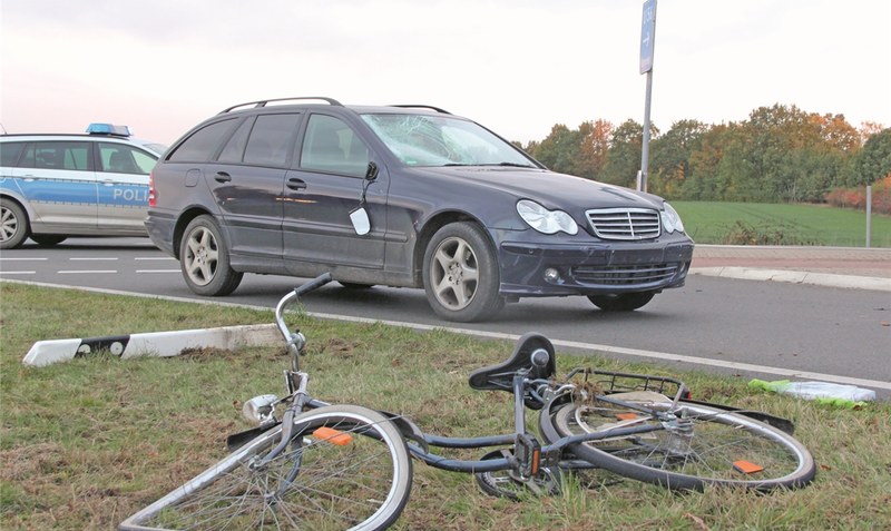Folgenschwerer Zusammenstoß: Ein Mercedes-Fahrer hat am frühen Dienstagmorgen einen Radfahrer übersehen, der die Autobahnzufahrt bei Schneeheide überqueren wollte. Bei dem Unfall zog sich der Fahrradfahrer schwere Kopfverletzungen zu.Foto: Reinbold