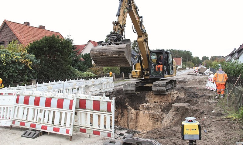 Kratergroße Löcher: Die Sanierung der Straße Fuhrenkamp in Beetenbrück zieht sich länger hin als zunächst erwartet. Foto: Meyland