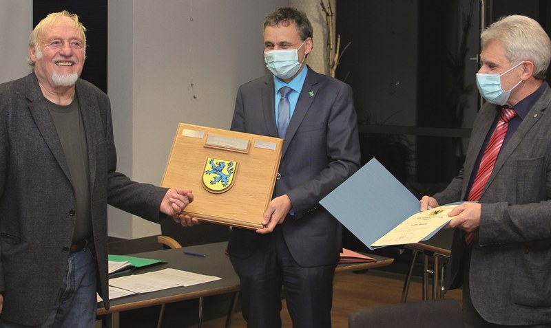 “Ein Multitalent”: Fritz Bätje erhielt den Ehrenamtspreis 2020 aus den Händen von Stadtdirektor Cort-Brün Voige und Bürgermeister Frank Leverenz (von links). Foto: Meyland