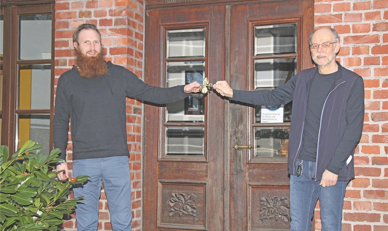 Symbolische Schlüsselübergabe mit Abstand: Jonas Mehmke (links) löst Ulli Chojnowski als Kreisjugendpfleger ab. Foto: Eickholt
