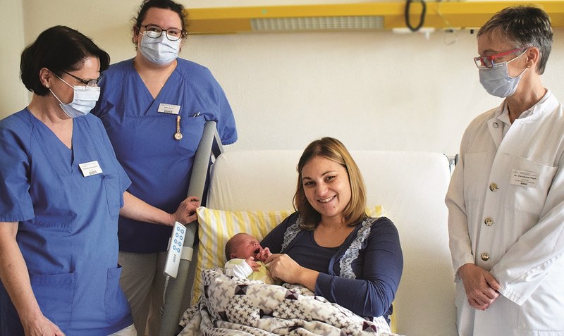 Ein süßer “Rekordjunge”: Baby Emil und Mama Katharina fühlen sich im Walsroder Krankenhaus bestens aufgehoben. Auch das Team um Chefärztin Dr. Christiane Thein (rechts) ist stolz auf den guten Ruf der Entbindungsstation.Foto: Heidekreis-Klinikum