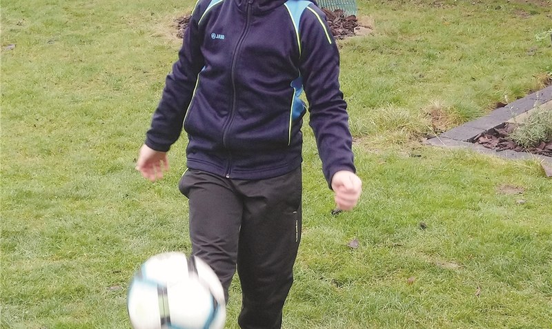 Bei der Leinetaler Spenden-Challenge können die Aktiven laufen, radeln oder - wie hier Louis Dechert - mit dem Fußball jonglieren, um Sponsoren-Gelder zu bekommen. Foto: Eintracht Leinetal