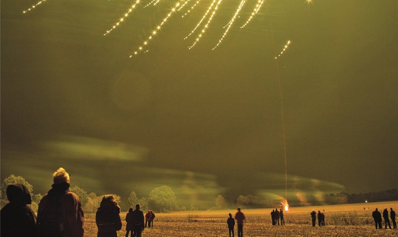 Beliebt: Gemeinsam ein Feuerwerk bestaunen. Foto: Pyrowerk