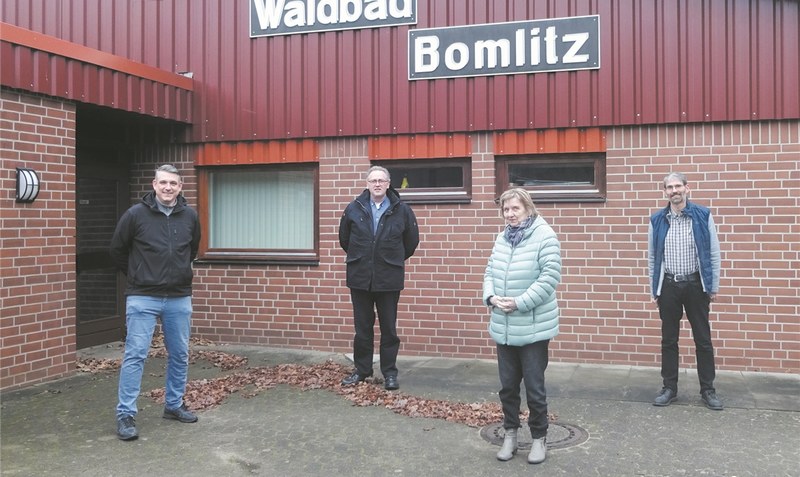 Der Vorstand des Pro Waldbad-Vereins (von links): Alexander Dallmann, Thomas Leijendekker, Jutta Grote, Thorsten Neubert-Preine.Foto: Pro Waldbad