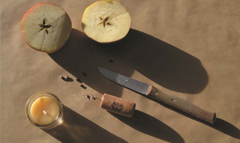 Ein ganz besonderes Ritual: Das Aufschneiden eines Apfels und das Wunsch-Orakel mit Apfelkernen.Foto: Weber