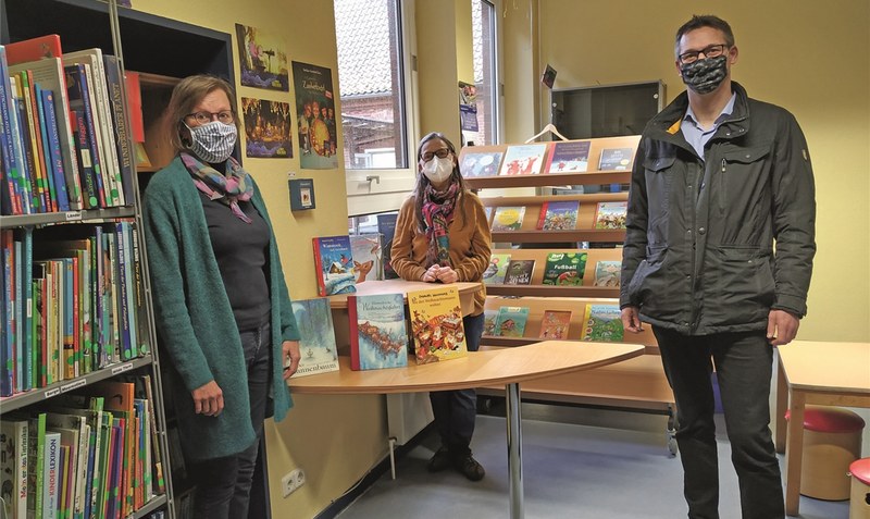 In der Bibliothek: Julia Rühmkorf, Sonja Köpke und Thomas Knocks (von links). Foto: Grundschule Hodenhagen