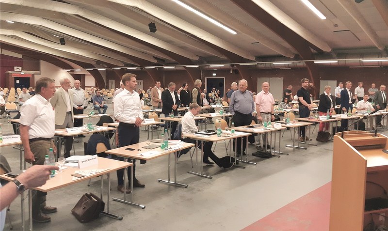 Nach siebenstündiger Sitzung mussten sich die Kreistagsabgeordneten zum Zeichen ihrer Stimmabgabe erheben. Foto: Rolf Hillmann