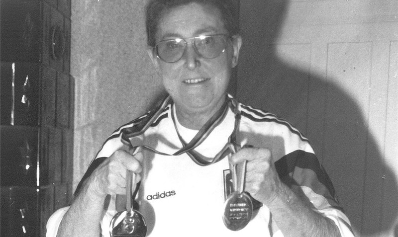 Umfangreiche Medaillensammlung: Allein sechsmal Edelmetall holte Rollstuhl-Tischtennis-Ass Monica Bartheidel bei den Paralympics, hier 1996 mit Gold und Silber aus Atlanta zurück.Foto: WZ-Archiv